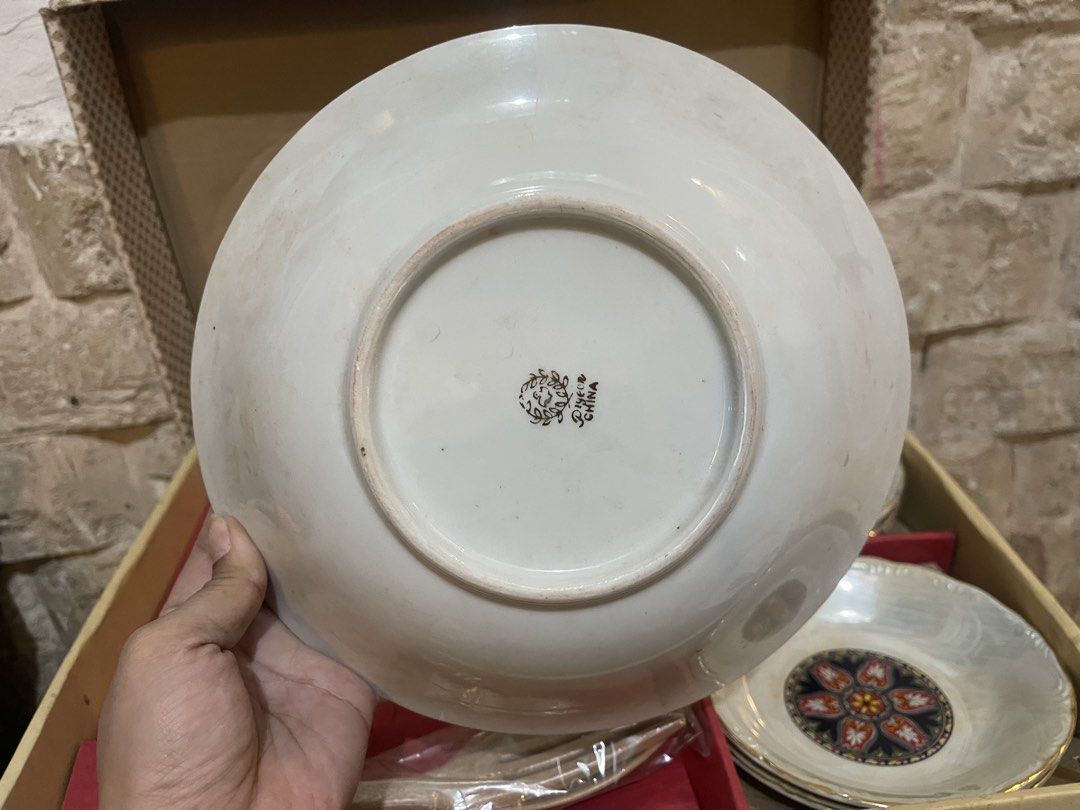 pearlized porcelain or ceramic serving bowl (Category: Dinnerware & Cutlery) located in San Fernando. Submitted by japansurpluselyu (Listing ID 1468536532, Image 3). Description: .