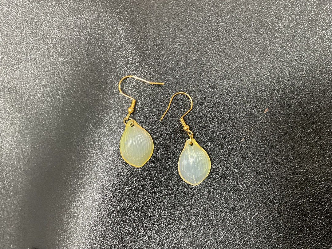 Petal Earring (Category: Earrings) located in Baguio. Submitted by prettygirl_kaplaan (Listing ID 1468532067, Image 1). Description: One earring has a crack, but still visible.