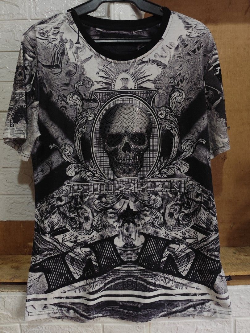 Philipp plein (Category: Tshirts & Polo Shirts ) located in Kabacan. Submitted by thriftpingts (Listing ID 1468512013, Image 2). Description: Philipp plein Condition: 9.8/10 Color rate : 9.8/10 W: 23 L: 30 Washtags: ✅ Issue: himulmol and loose stitch.