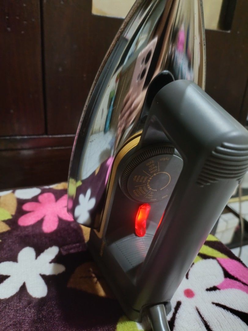 Philips Dry Iron with Temperature Control Dial (Category: Irons & Steamers) located in Manila. Submitted by reusemnl (Listing ID 1468546189, Image 1). Description: - Super lightweight and in good working condition - Light scratches along the sides - Cord has no cuts or breakage but is heavily discolored - See photos for signs of usage ✔ Strictly cashless transactions only whether pick-up or meet-up. Shipping costs to be shouldered by the buyer..