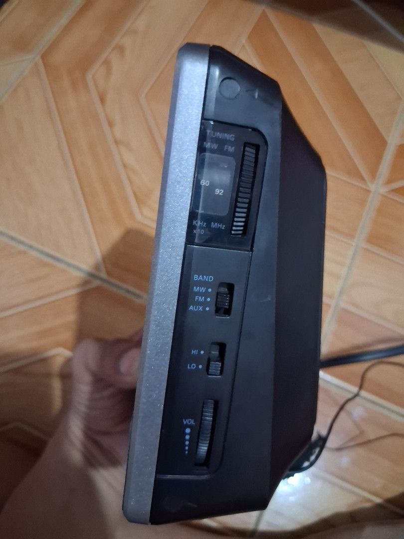 Philips Mirror Clock Radio Alarm (Category: Other Audio Equipment) located in Paranaque City. Submitted by jnthn.c (Listing ID 1468592995, Image 3). Description: Philips Mirror Clock Radio Alarm Can play using AUX w/ built in Aux Cord Pwede wireless need lang battery.