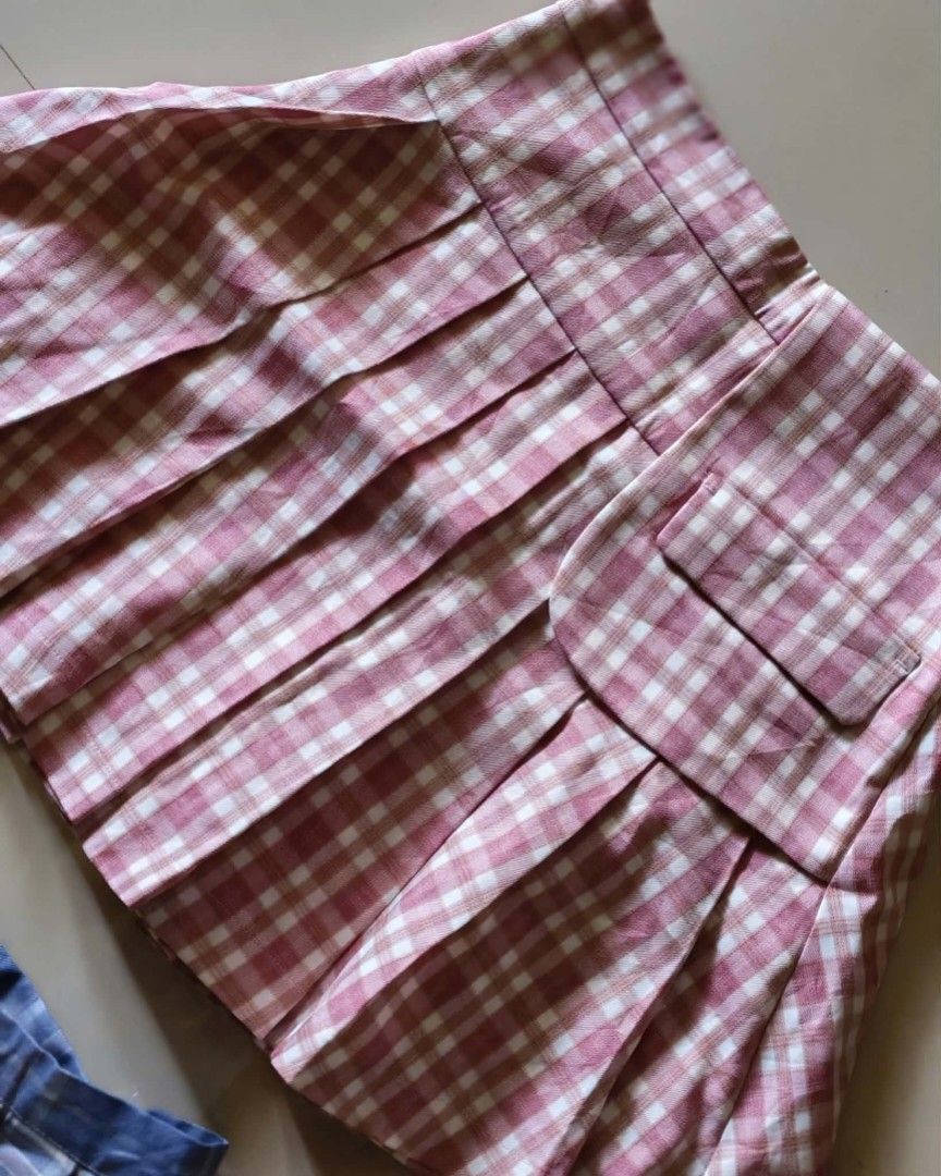 Pink Gingham Pleated Mini Skirt with Pocket (Category: Skirts) located in Malolos. Submitted by krissalayne (Listing ID 1468583016, Image 1). Description: size 25 Loc malolos.