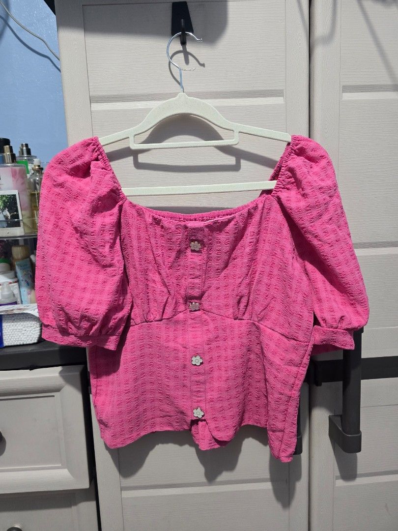 Pink Gingham Semi Crop Top (Category: Blouses) located in Quezon City. Submitted by dinesaur (Listing ID 1468689944, Image 1). Description: m-l.