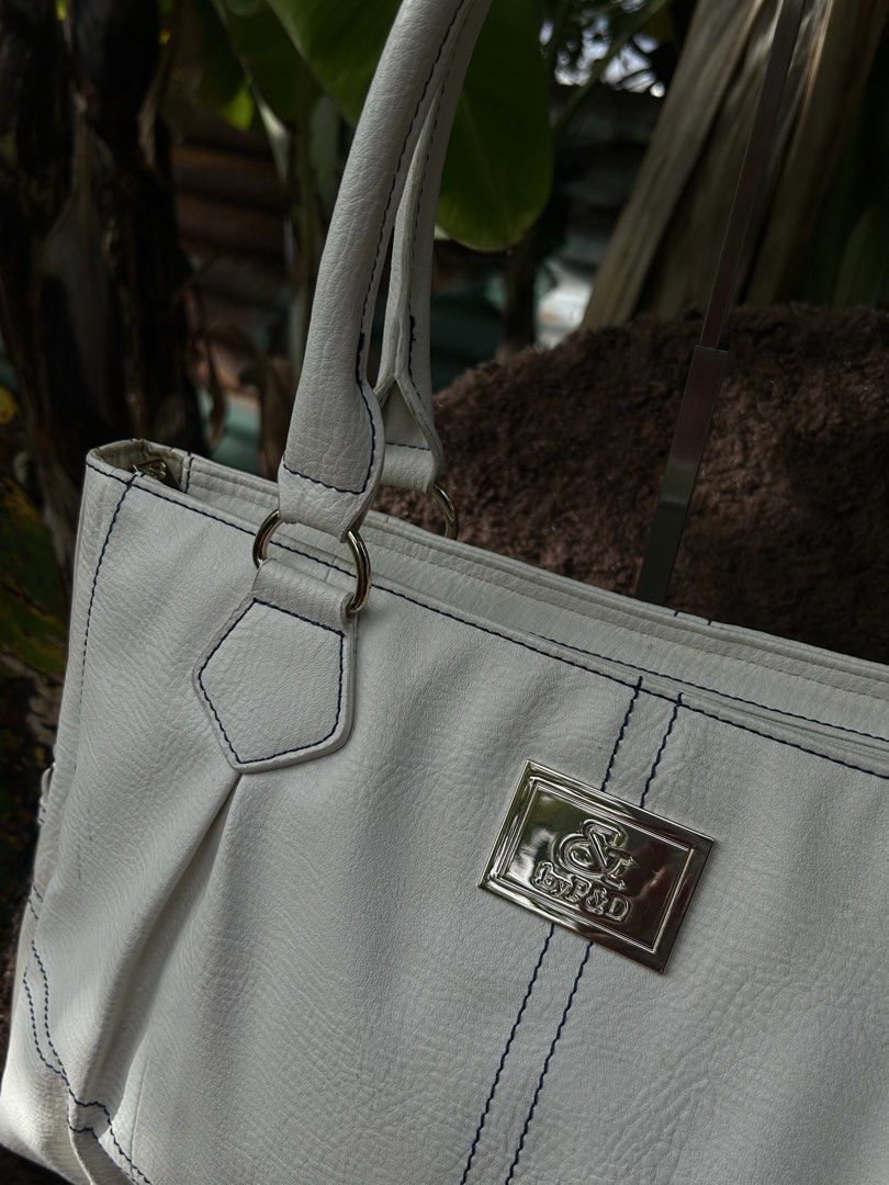 Pinky & Dianne White Shoulder Bag (Category: Shoulder Bags) located in Naga. Submitted by helloitsk20594 (Listing ID 1468579034, Image 3). Description: 𝙋𝙄𝙉𝙆𝙔 & 𝘿𝙄𝘼𝙉𝙉𝙀 🏷️ 𝙈𝙄𝙉𝙀: ₱600 𝑪𝒐𝒏𝒅𝒊𝒕𝒊𝒐𝒏: 10/10 condition 𝙄𝙨𝙨𝙪𝙚/𝙨: none 𝘿𝙞𝙢𝙚𝙣𝙨𝙞𝙤𝙣𝙨: 11 x 7 inches ————𝗠𝗨𝗦𝗧 𝗥𝗘𝗔𝗗!———— 📌𝙋𝙡𝙚𝙖𝙨𝙚 𝙧𝙚𝙡𝙮 𝙤𝙣 𝙩𝙖𝙜𝙨 𝙤𝙧 𝙙𝙤 𝙮𝙤𝙪 𝙤𝙬𝙣 𝙧𝙚𝙨𝙚𝙖𝙧𝙘𝙝 📌𝘼𝙪𝙩𝙝𝙚𝙣𝙩𝙞𝙘𝙞𝙩𝙮 𝙣𝙤𝙩 𝙨𝙩𝙖𝙩𝙚𝙙 𝙩𝙤 𝙖�