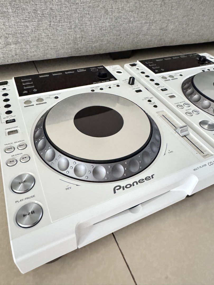 Pioneer CDJ-850 WHITE Pair (Category: Soundbars, Speakers & Amplifiers) located in Cainta. Submitted by dj_tom (Listing ID 1468562813, Image 3). Description: Selling my Pioneer CDJ-850 White Pair ✅ Complete with original box & manuals ✅ 2 RCA cables + power cords ✅ Very good condition — looks almost brand new ✅ No dents or scratches Inclusions: • Decksaver for CDJ-850 • Black hard case for CDJ-850 🎛️ Test all you want before buying. Meet-up: The