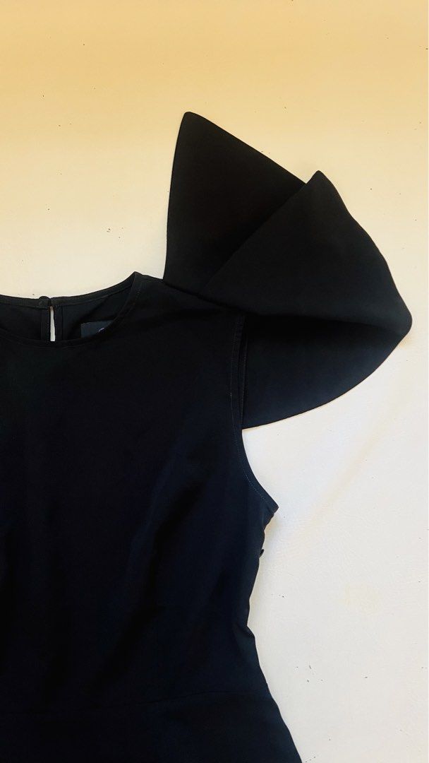 Plains and Prints Black Top (Category: Blouses) located in Bacolod City. Submitted by mairea (Listing ID 1468593291, Image 3). Description: Negotiable if you buy 2 or more pieces of clothing Too small for me. Only tried it on.