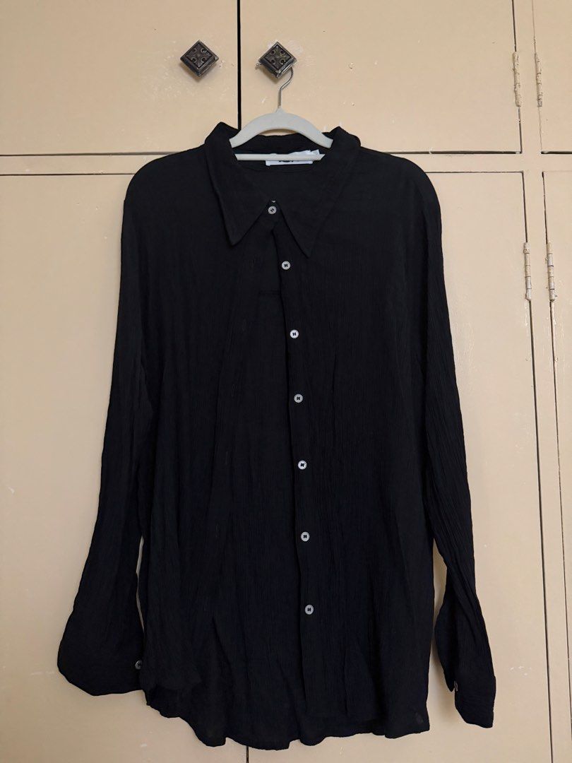 Pleated longsleeves button down (Category: Longsleeves) located in Quezon City. Submitted by sufjanxcx (Listing ID 1468686197, Image 2). Description: Negotiable Love this top Very pleats please Size S-L.