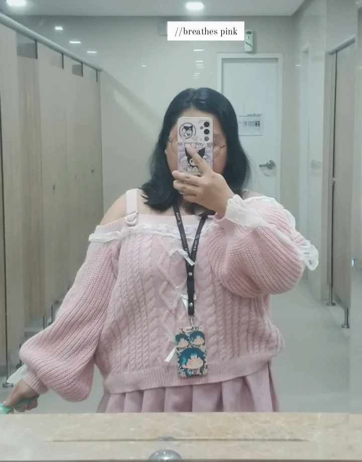 Plus Size Pink Pleated Skirt (Category: Skirts) located in Manila. Submitted by elililyxx (Listing ID 1468681739, Image 3). Description: 1xl on tag Buy this with my other pink skirt for only 400 both na.
