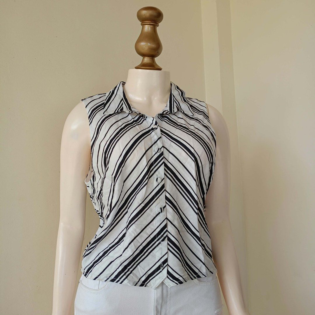Portmans top (Category: Sleeveless) located in Barugo. Submitted by green.trendsetter (Listing ID 1468521520, Image 1). Description: .