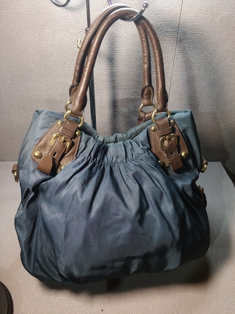 Prada Gaufre Tessuto Nylon (Category: Luxury Bags & Wallets) located in Valencia. Submitted by coolwolf_27a64f (Listing ID 1468647800, Image 3). Description: AUTHENTIC DIMENSION 16X13 GOOD CONDITION FLAW SIGN OF USE/ MISSING STRAP NO HOLES PERFECT FOR DAILY USE.