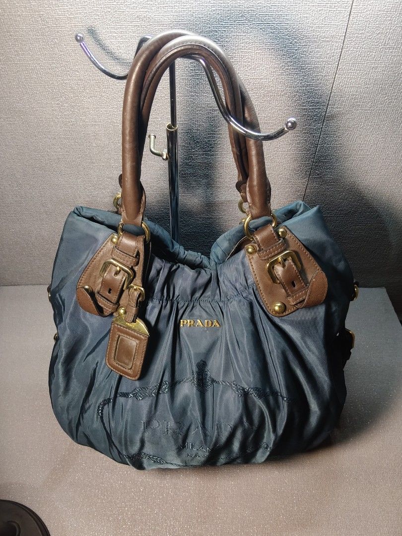 Prada Gaufre Tessuto Nylon (Category: Luxury Bags & Wallets) located in Valencia. Submitted by coolwolf_27a64f (Listing ID 1468647800, Image 1). Description: AUTHENTIC DIMENSION 16X13 GOOD CONDITION FLAW SIGN OF USE/ MISSING STRAP NO HOLES PERFECT FOR DAILY USE.