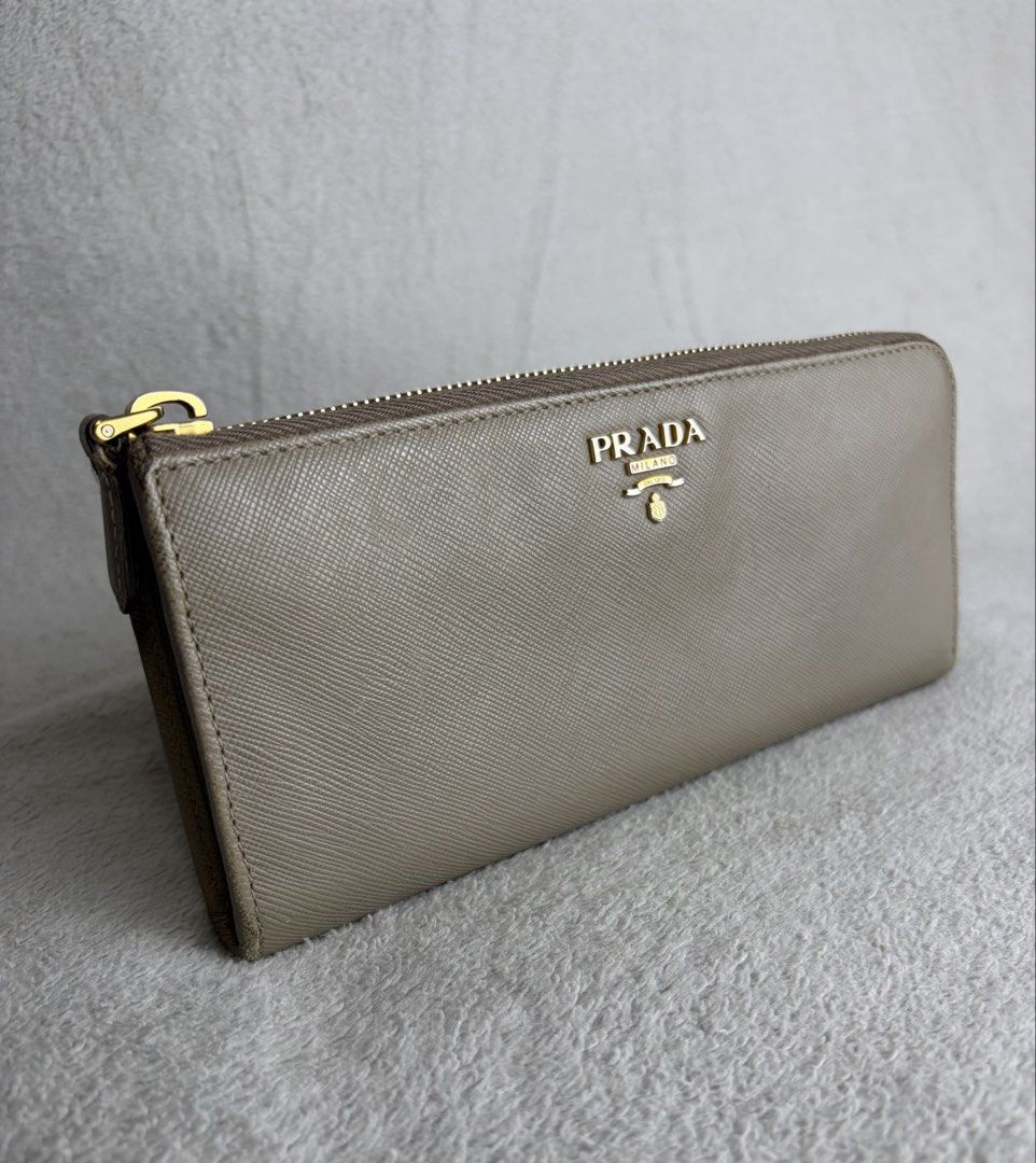 Prada Zip Wallet (Category: Luxury Bags & Wallets) located in Pasig City. Submitted by fjrd_relovedluxury28 (Listing ID 1468630046, Image 2). Description: .