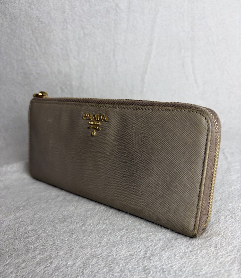 Prada Zip Wallet (Category: Luxury Bags & Wallets) located in Pasig City. Submitted by fjrd_relovedluxury28 (Listing ID 1468630046, Image 3). Description: .