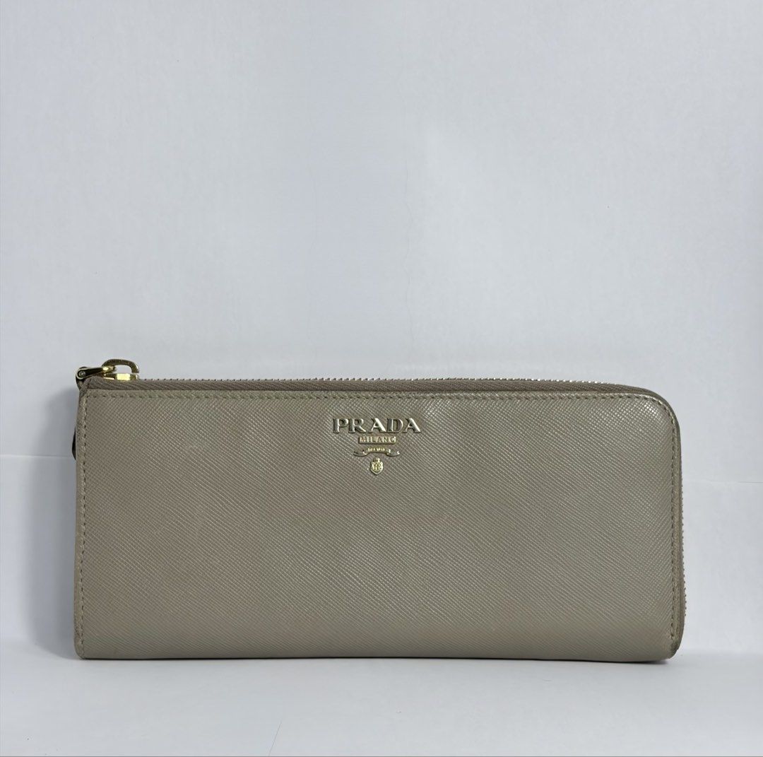 Prada Zip Wallet (Category: Luxury Bags & Wallets) located in Pasig City. Submitted by fjrd_relovedluxury28 (Listing ID 1468630046, Image 1). Description: .