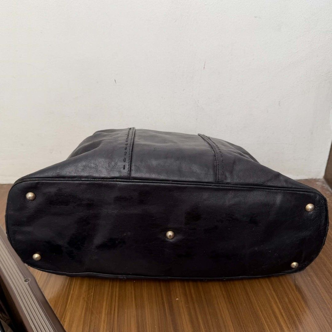 PRE OWNED AUTHENTIC YSL MUSE BAG (Category: Luxury Bags & Wallets) located in Paranaque City. Submitted by Glamfahd (Listing ID 1468514428, Image 3). Description: Pre Owned Authentic YSL Bag Inclusion/s: Lock, Clochette and key Condition Well Used condition Marks on exterior Marks on interior Bag is really a great buy! Please manage your expectations as you are buying an authentic second hand item at a fraction of the cost.
