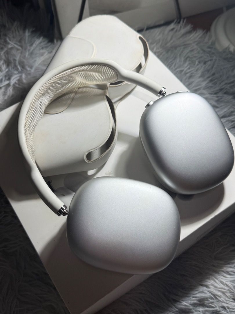 Preloved Airpod Max (Lightning - Silver) (Category: Headphones & Headsets) located in Caloocan City. Submitted by chin.manalo (Listing ID 1468554329, Image 3). Description: Selling my personal AirPods Max (Gen 1 - Lightning version). Still sounds great and works smoothly, priced low to reflect cosmetic wear. • Condition: 8/10. Has a visible surface scratch on the face of one ear cup and some minor side scuffs from normal use (see photos). • Cushi