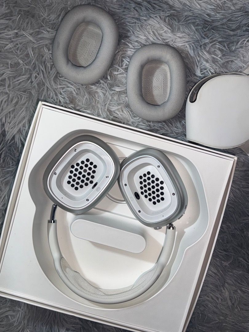 Preloved Airpods Max (Lightning - Silver) (Category: Headphones & Headsets) located in Caloocan City. Submitted by chin.manalo (Listing ID 1468554329, Image 3). Description: Apple AirPods Max Silver (Lightning version) • Authenticity: 100% Original Apple product (Serial number on box sticker) • Performance: Flawless audio, perfect ANC/Transparency, battery can still last 12-16 hrs • Cosmetics: Minor scratches and scuffs on both aluminum ear cups 