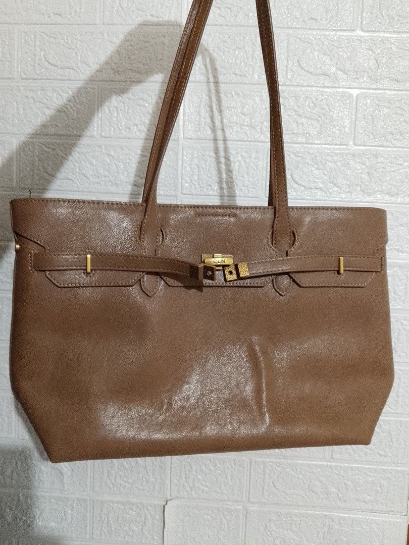❤preloved bags (Category: Cross-body Bags) located in Manila. Submitted by clays19shop (Listing ID 1467683449, Image 1). Description: NO ISSUES. GOOD AS NEW. No scratches. used like new! Pwedwng pang gift kasi mukhang bago..
