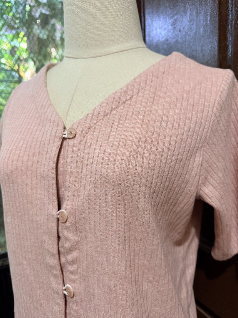 Pre-loved ForMe Closet Staples Blouse (Category: Blouses) located in Muntinlupa City. Submitted by sashaloves (Listing ID 1468518276, Image 2). Description: Pre-loved ForMe Closet Staples Blouse Size on tag: Small Color: Pink Complete Buttons In excellent condition Please manage your expectations. You are considering a used item. MOP: BPI | GCash | Maribank No COD/COP. SF c/o miner..
