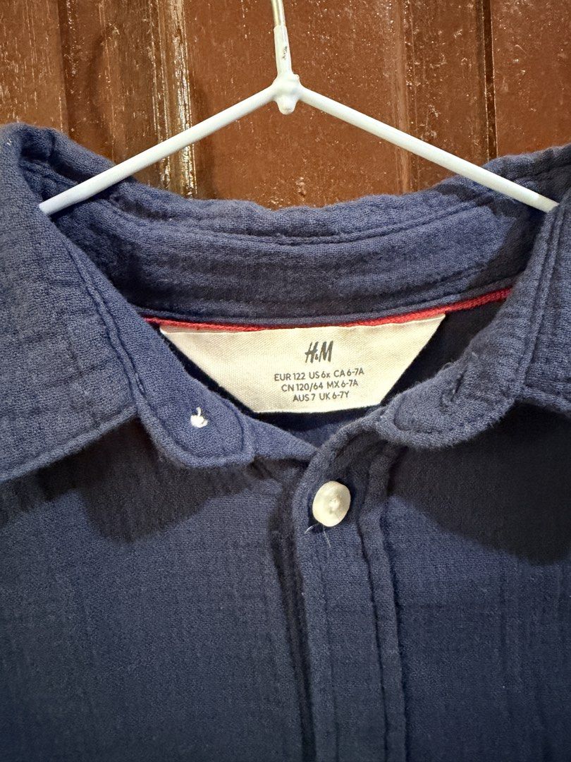 Pre-loved H&M Button Down Polo for Boys (Category: Babies & Kids Fashion) located in Muntinlupa City. Submitted by sashaloves (Listing ID 1468508475, Image 2). Description: Pre-loved H&M Button Down Polo for Boys Size on tag: 6-7Y Color: Navy In used good condition Complete buttons | With front pocket Please manage your expectations. You are considering a used item. MOP: BPI | GCash | Maribank No COD/COP. SF c/o miner..