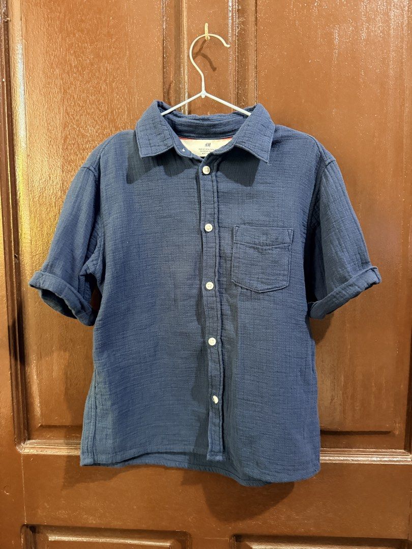 Pre-loved H&M Button Down Polo for Boys (Category: Babies & Kids Fashion) located in Muntinlupa City. Submitted by sashaloves (Listing ID 1468508475, Image 1). Description: Pre-loved H&M Button Down Polo for Boys Size on tag: 6-7Y Color: Navy In used good condition Complete buttons | With front pocket Please manage your expectations. You are considering a used item. MOP: BPI | GCash | Maribank No COD/COP. SF c/o miner..