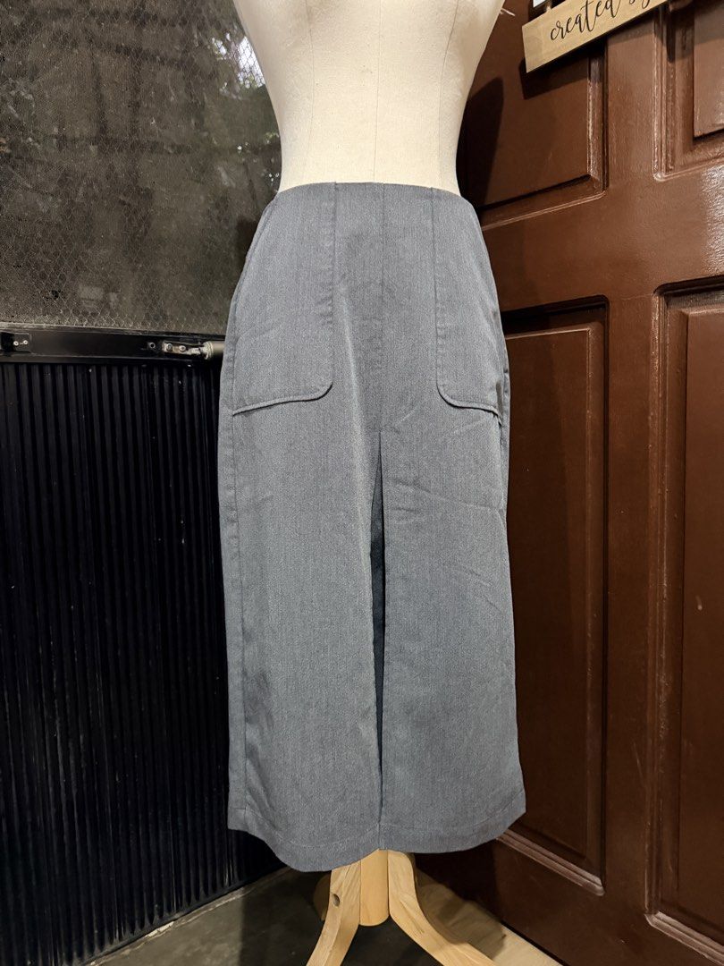 Pre-loved Memo Midi Skirt (Category: Skirts) located in Muntinlupa City. Submitted by sashaloves (Listing ID 1468592610, Image 1). Description: Pre-loved Memo Midi Skirt Size on tag: Medium Color: Grey Broken zipper at the back In good condition except the need for zipper Please manage your expectations. You are considering a used item. SF c/o Miner.