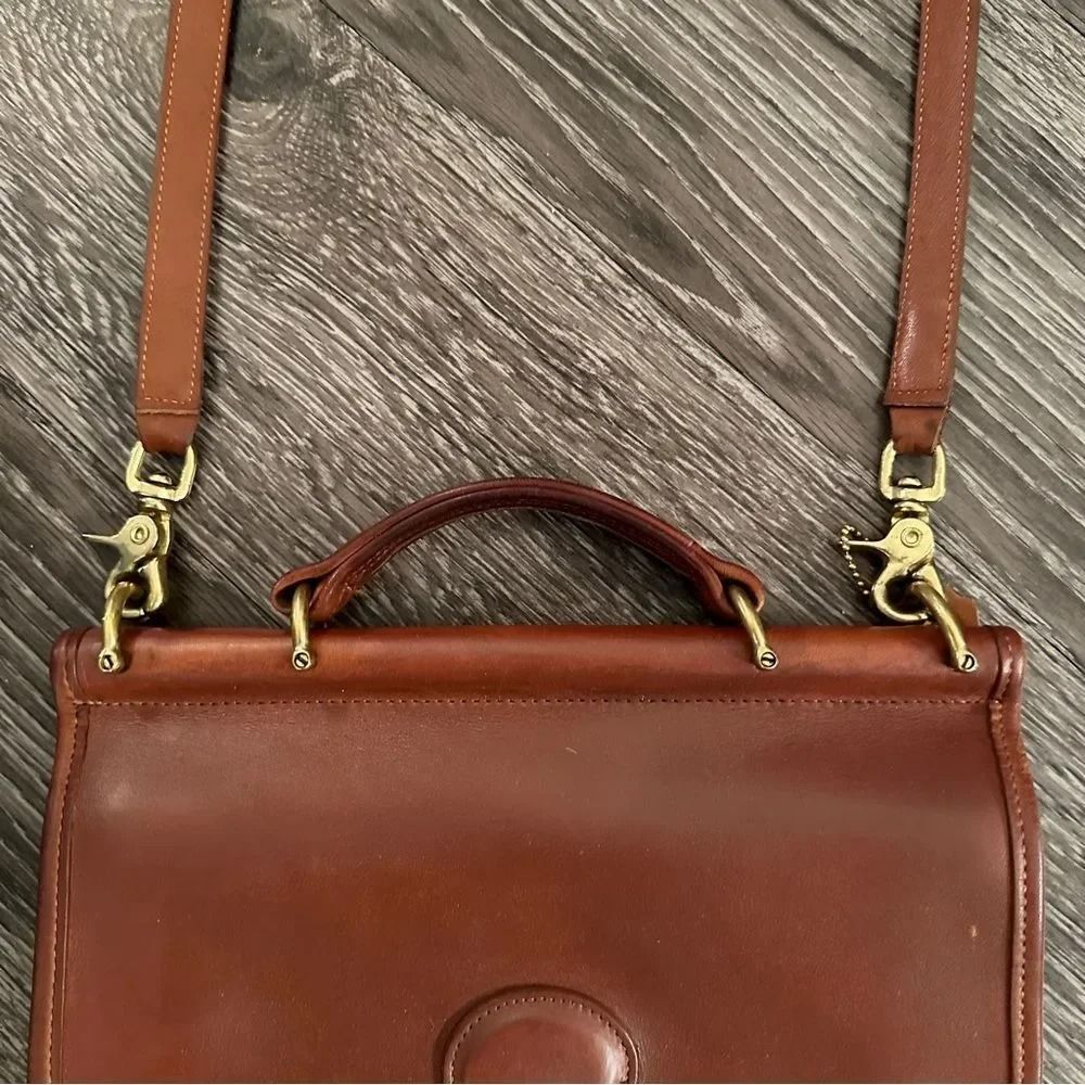 Pre-owned Vintage C*ach Willis excellent condition (Category: Cross-body Bags) located in Lucena. Submitted by shoplingmood (Listing ID 1468690557, Image 3). Description: in excellent condition. .