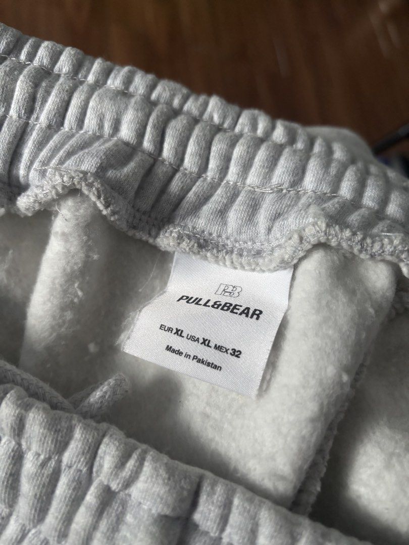 Pull&Bear Grey Joggers Sweatpants (Category: Joggers) located in Batangas. Submitted by preloved_by_rj (Listing ID 1468534279, Image 2). Description: - Brand/Model: Pull&Bear grey sweatpants - Size: XL (Casual baggy fit) - Comfort: Soft, warm fleece-lined interior - Features: Elastic waistband with adjustable drawstring and stylish front seam details - Origin: Made in Pakistan - Condition/Use: used only once - can fit size 32-40 (stretchable) og 