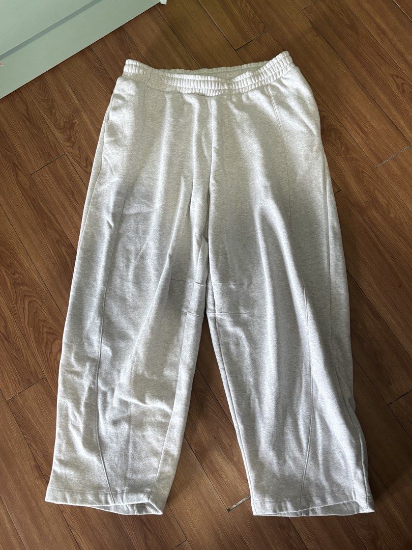 Pull&Bear Grey Joggers Sweatpants (Category: Joggers) located in Batangas. Submitted by preloved_by_rj (Listing ID 1468534279, Image 1). Description: - Brand/Model: Pull&Bear grey sweatpants - Size: XL (Casual baggy fit) - Comfort: Soft, warm fleece-lined interior - Features: Elastic waistband with adjustable drawstring and stylish front seam details - Origin: Made in Pakistan - Condition/Use: used only once - can fit size 32-40 (stretchable) og 