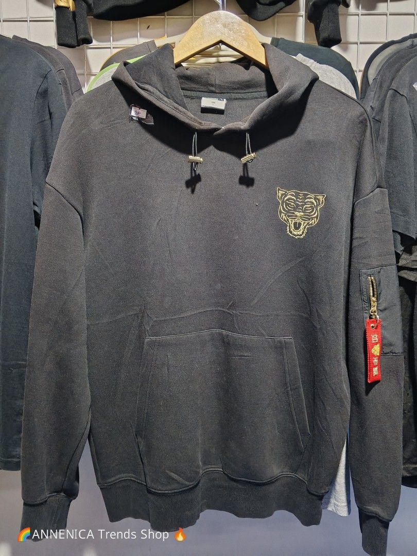 PUMA GOLD TIGER HOODIE (Category: Coats, Jackets and Outerwear) located in Bulacan. Submitted by annenicathriftthriftlang (Listing ID 1468516193, Image 1). Description: *PUMA GOLD TIGER HOODIE - BLACK* *Size L on tag - P400 ONLY!* *DIMES:* - Width: 23 inch (pit to pit) - Length: 28 inch - Sleeve: 24 inch - Size on tag: L - Fit Medium to Large - Fit: Oversized / Streetwear *DETAILS:* - Gold embroidered Tiger head sa chest - maangas! - Gold drawstr