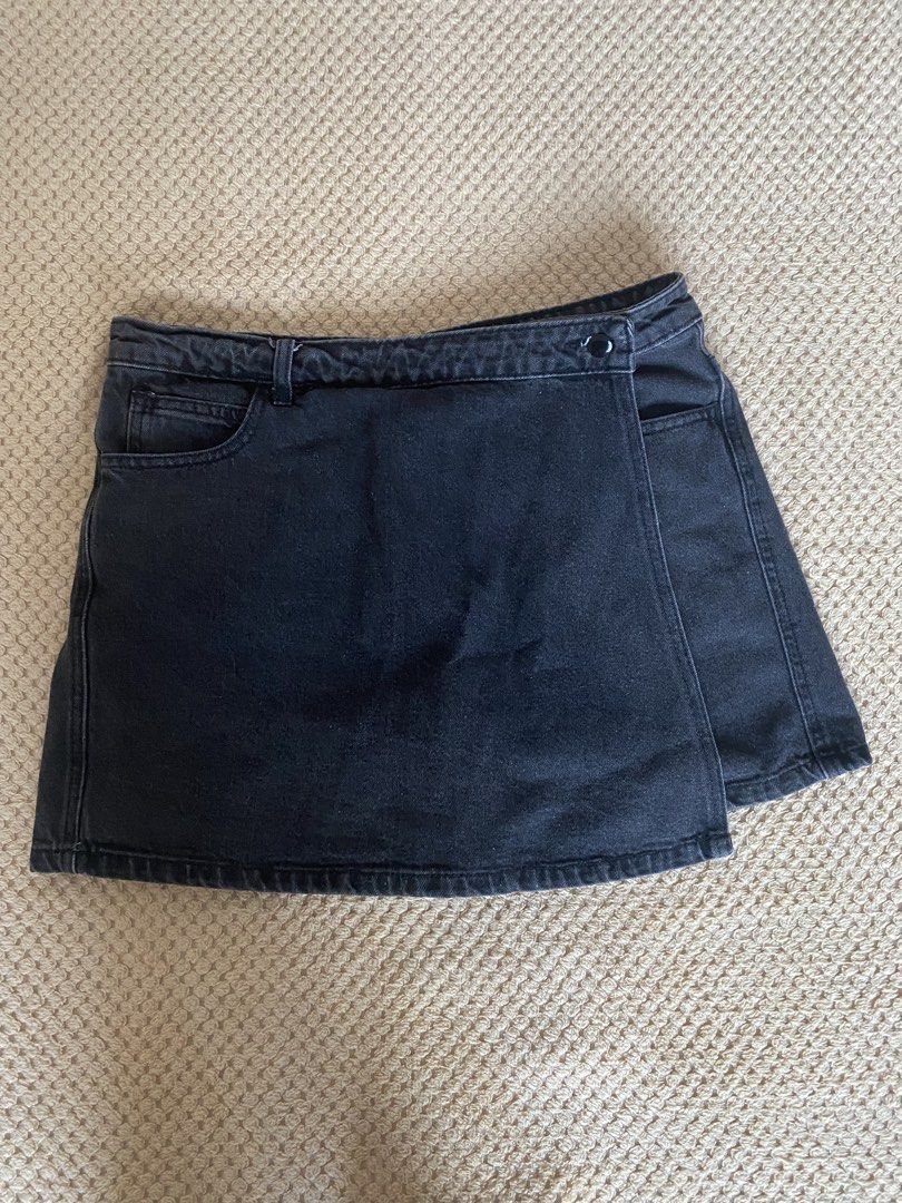 Raleigh Denim Black Wrap Skort Size 32 (Category: Shorts) located in Rizal. Submitted by Shortlisted (Listing ID 1468509585, Image 1). Description: - Brand: Raleigh Denim - Size: 32 (Waist measures approx. 15.5 inches flat) - Details: Classic dark wash, contrast topstitching, button & zip closure, back pockets.