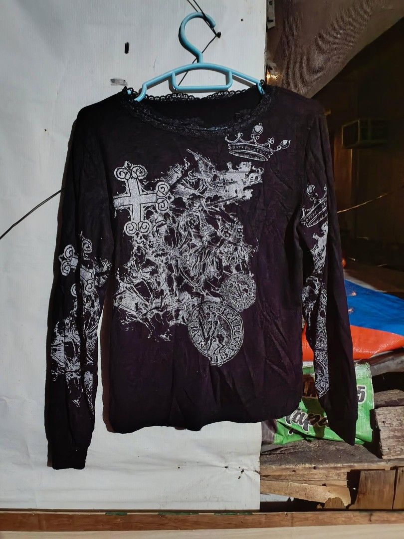 Random y2k longsleeves (Category: Coats, Jackets and Outerwear) located in Cotabato. Submitted by chithrift3 (Listing ID 1468656534, Image 1). Description: small to medium long sleeves.