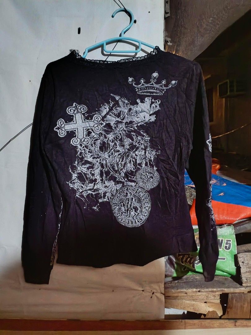 Random y2k longsleeves (Category: Coats, Jackets and Outerwear) located in Cotabato. Submitted by chithrift3 (Listing ID 1468656534, Image 2). Description: small to medium long sleeves.