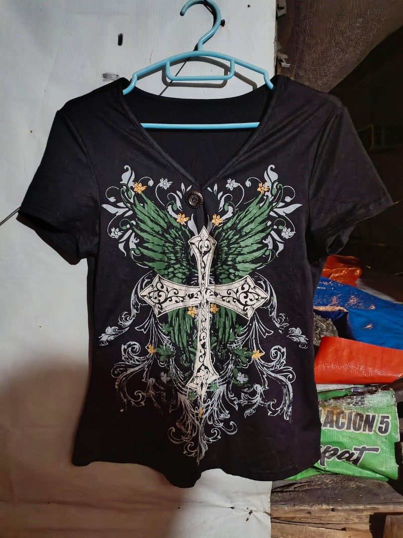Random y2k tee (Category: Shirts) located in Cotabato. Submitted by chithrift3 (Listing ID 1468656910, Image 1). Description: Random no tag small to medium.