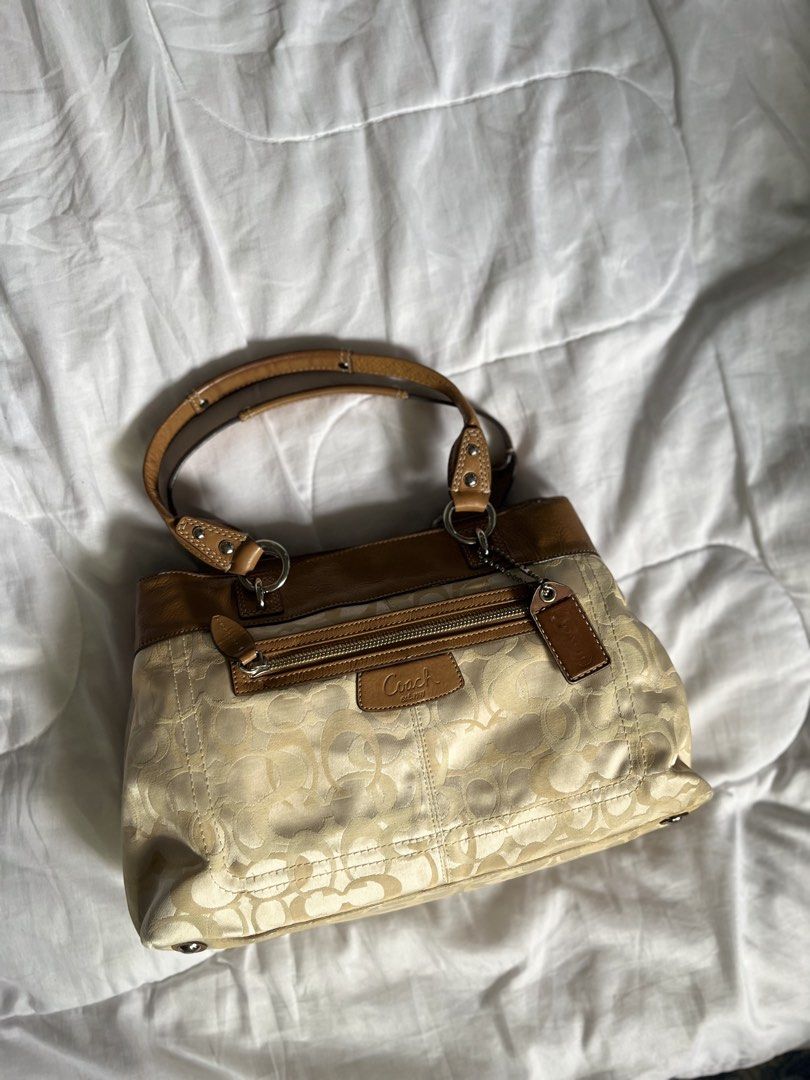 Rare Coach Penelope Optic White Tote Bag (Category: Shoulder Bags) located in Bongabon. Submitted by daniii.v (Listing ID 1468527057, Image 1). Description: ₱3,800 fix Minimal scuffs at the bottom corner of the bag.