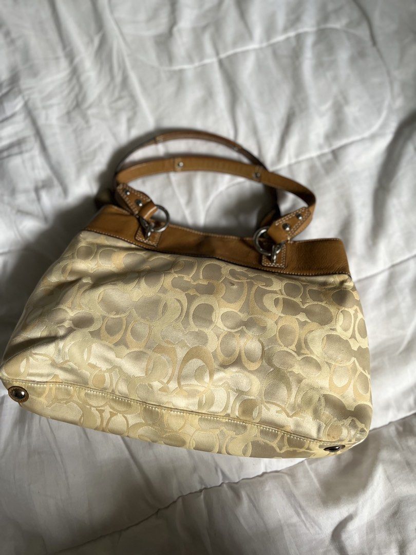 Rare Coach Penelope Optic White Tote Bag (Category: Shoulder Bags) located in Bongabon. Submitted by daniii.v (Listing ID 1468527057, Image 3). Description: ₱3,800 fix Minimal scuffs at the bottom corner of the bag.