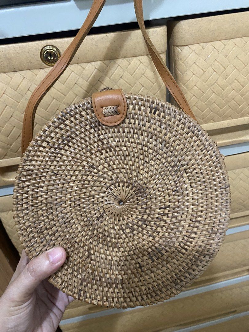 Ratan beach bag (Category: Beach Bags) located in Pasig City. Submitted by avery4444 (Listing ID 1468706419, Image 2). Description: Hndi ngagamit na beach ratan bag.