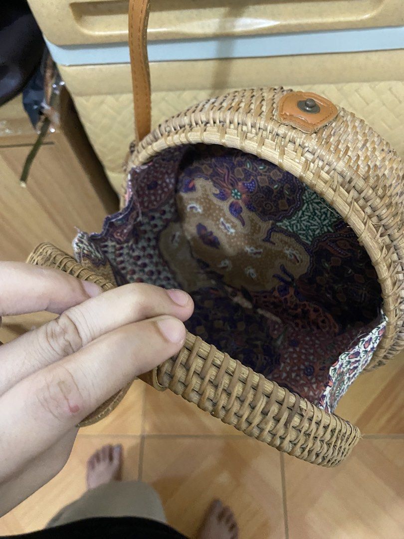 Ratan beach bag (Category: Beach Bags) located in Pasig City. Submitted by avery4444 (Listing ID 1468706419, Image 3). Description: Hndi ngagamit na beach ratan bag.