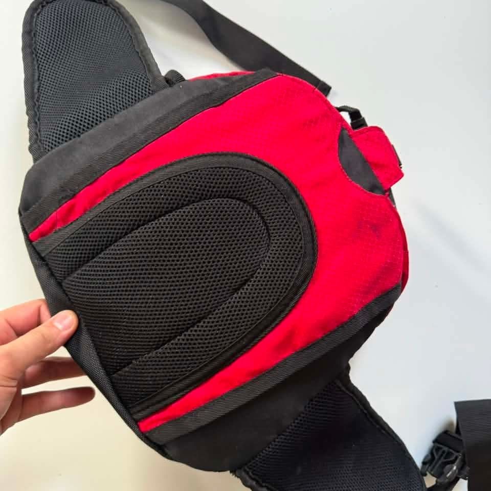 red and black beltbag (Category: Belt bags, Clutches and Pouches) located in Manila. Submitted by mamapards17 (Listing ID 1468590513, Image 3). Description: .