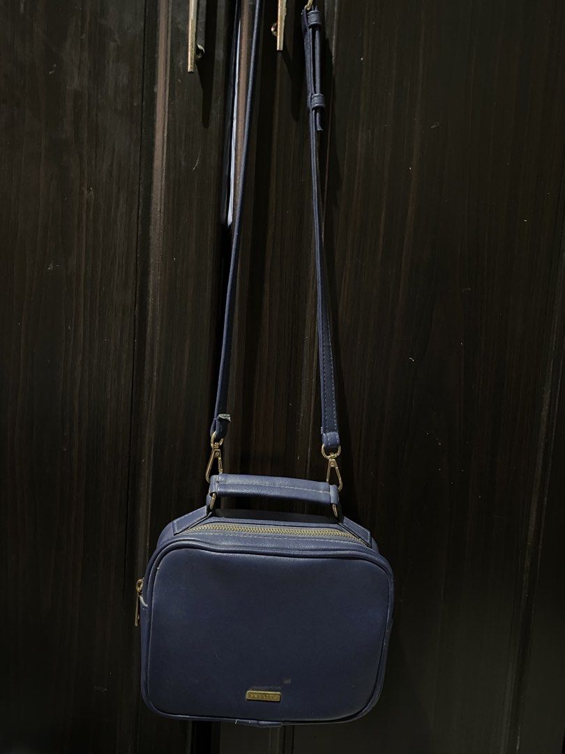 Regatta bag (Category: Luxury Bags & Wallets) located in Manila. Submitted by mafieee (Listing ID 1468502382, Image 2). Description: authentic good condition 500+sf.