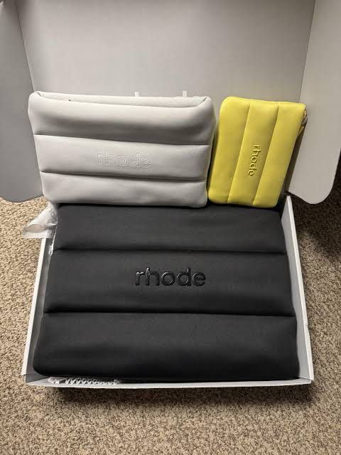 Rhode Black Bubble Bag Puffer Clutch (Category: Purses & Pouches) located in Taytay. Submitted by angeltyyyy (Listing ID 1468502328, Image 3). Description: SUPER CUTE 😭😭😭 authentic, complimentary gift from Rhode ✨ will keep if no one wants (lowkey sana walang kumuha kasi nag iisa nalang to HAHA) 😂💗 yung mini palang nito (the yellow one) retails for 3k+ sa rhode website + matagal nang sold out 😭😅 loc: Commonwealth, QC, can also ship from ta
