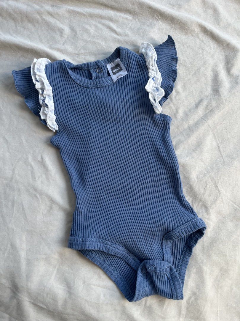 Ribbed Onesie (6-9 mo) (Category: Babies & Kids Fashion) located in Quezon City. Submitted by samirosie0329 (Listing ID 1468628689, Image 1). Description: No issues :) Stretchy up to months old. .