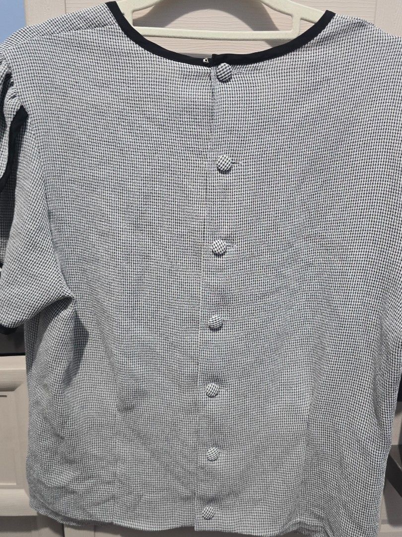 Ribbon Sleeves Blouse (Category: Blouses) located in Quezon City. Submitted by dinesaur (Listing ID 1468688589, Image 3). Description: .