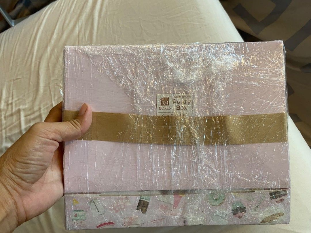 RM Boxes Pre-Formed Pastry Boxes (Category: Storage Boxes & Baskets) located in Makati City. Submitted by larasdowry (Listing ID 1468710748, Image 2). Description: Brand new RM Boxes pre-formed pastry boxes. Features a cute pink patterned base and includes a strip of floral thank you stickers. Still sealed in original plastic packaging. Perfect for your baked goods and treats!.