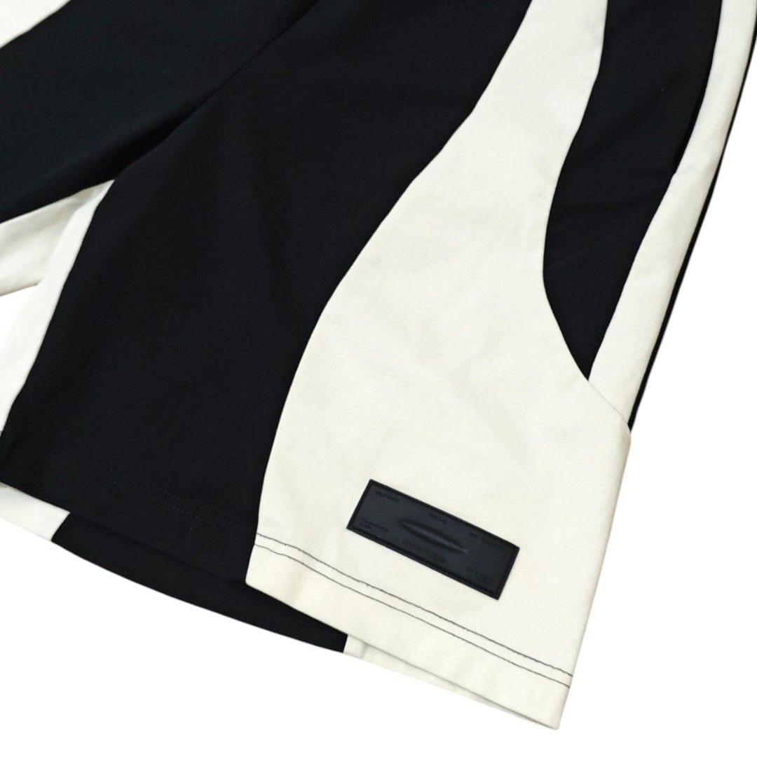 ROARINGWILD Patchwork Sweat Shorts (Category: Shorts) located in Quezon City. Submitted by oldturnedtogold (Listing ID 1468535886, Image 2). Description: ROARINGWILD Patchwork Sweat Shorts (ROARINGWILD is a Chinese streetwear brand founded in 2010. Known for combining streetwear with functional details, modern silhouettes, and creative design.) Size Medium Black and Off White color blocking Waist = 15" - 17" flat / 30" - 34" waist circumference I