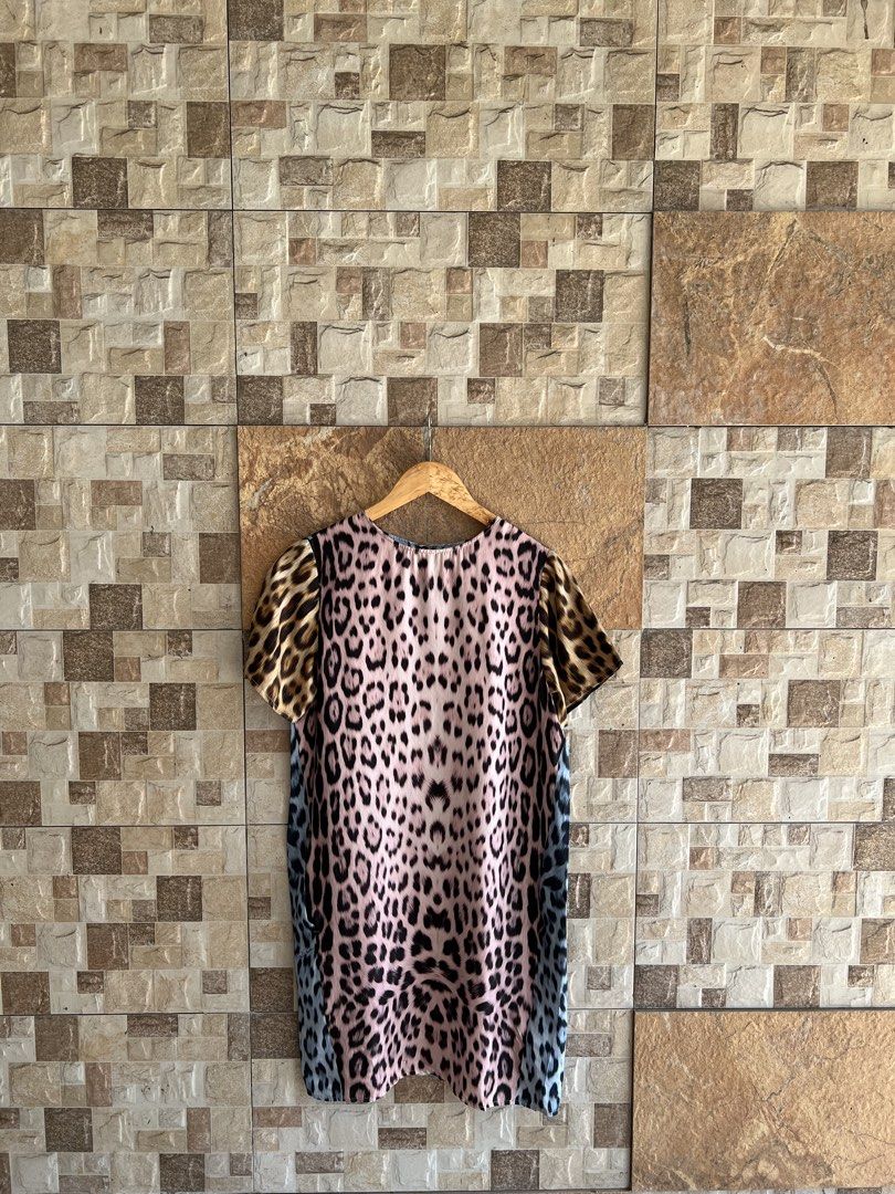 ROBERTO CAVALLI - ALL OVER PRINT LEOPARD DRESS (Category: Dresses) located in Bacolod City. Submitted by timelessbyjosh (Listing ID 1468546533, Image 1). Description: BEST FOR Y2K OUTFITS SIZE : 88 A ACTUAL COLOR : MULTI COLOR COLOR RATE : 10 OUT OF 10 CONDITION : NEAR NEW MATERIAL : 100 % SILK MADE IN : ITALY FLAWS : NONE DIMENSIONS LENGTH - 35 WIDTH ( ARMPIT TO ARMPIT )- 18 WAIST - 38 MEASUREMENT TAKEN WHILE LAYING FLAT. PLEASE COMPARE THE MEAS