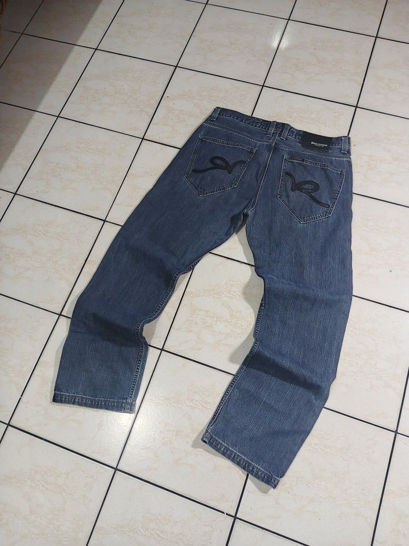 ROCAWEAR PANTS (Category: Jeans) located in Taguig. Submitted by wst.fnds (Listing ID 1468686585, Image 1). Description: ROCAWEAR LIGHT BLUE WASH GOOD CONDITION BAGGY / LOOSE LEATHER DESIGN CHECK PIC FOR MINIMAL ISSUE W:35 / L:40/ T:13.5 / LO:8.5 💸: 499 Keywords: Southpole, Fubu, Karl kani, Rocawear, Evisu, Rmc, Ed Hardy, Sean John, Ecko Unltd, Coogi, Girbaud, Avirex, Ralph Lauren.
