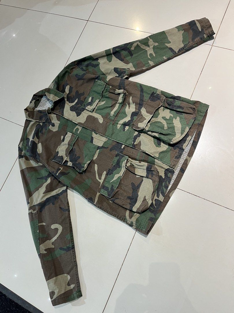 Rothco Woodland Camo Jacket (Category: Coats, Jackets and Outerwear) located in Valencia. Submitted by yaku_lux (Listing ID 1468507625, Image 1). Description: Small Regular 29 length 22 width.