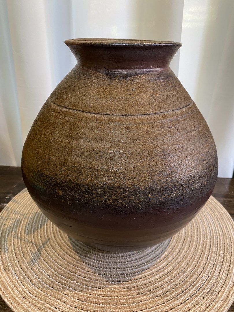 Round Brown Vase Pot (Category: Vases & Decorative Bowls) located in San Pedro. Submitted by jingay81 (Listing ID 1468708662, Image 1). Description: Round pottery vase in shades of brown and dark charcoal. Hand-thrown texture with visible wheel marks on the body and a wide opening at the top. Stands around 10 inches tall. Heavy stoneware construction with a rustic, earthy finish..