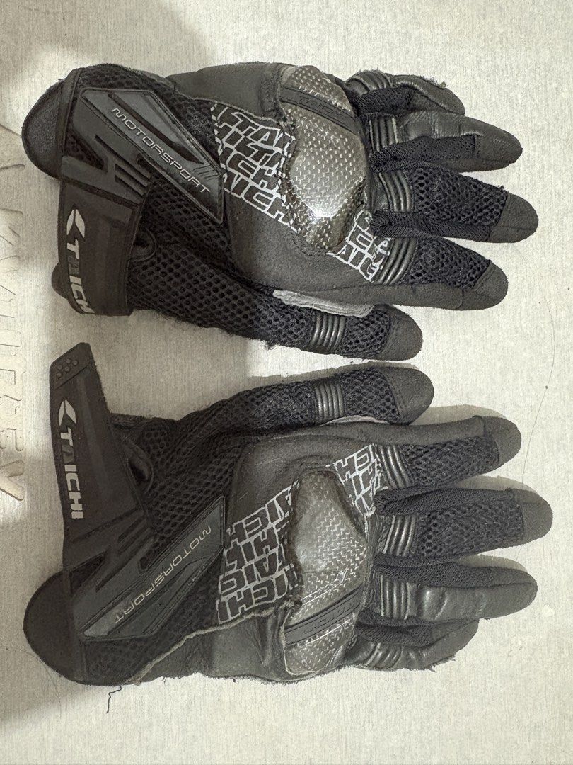 RS Taichi RST448 Armed Gloves (Category: Gloves) located in Taguig. Submitted by pat.dd (Listing ID 1468554127, Image 1). Description: Original Price at 3900 at Motoworld RFS : Decluttering Brand: RS Taichi - Color: Black - Protection: Carbon fiber knuckles & leather palm reinforcements - Comfort: Breathable mesh panels & secure hook-and-loop wrist closure - Condition: Used with visible wear on mesh, fingertips, and minor scuffs on leather - Func
